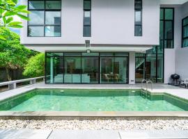 BangT-ao 3-bedroom modern minimalist luxury style private pool holiday villa gym quiet community, hôtel à Laguna Phuket