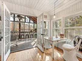 Gwen's Nest- a unique luxury family cottage in the woods
