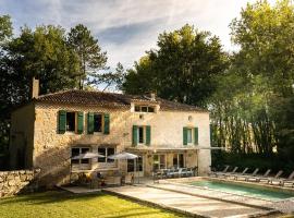 Magnifique villa en pierre avec piscine, hotel en Saint-Vincent-de-Lamontjoie