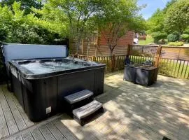 Oak Cabin with Hot-tub & secluded decking - Finlake Resort & Spa - Devon