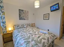 Bright Double Room, Smart TV, Very Close to Train Station