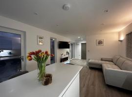 Lowern, Luxury Lodge with Hot Tub and Games Room, hotel com banheiras de hidromassagem em Menai Bridge