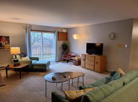 2 Bed 1 Bath - West Bend, WI, hotel v mestu West Bend
