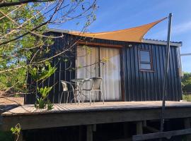 Casetta del Acqua - Eco Off-Grid Fynbos Cottage, hotel v destinaci Plettenbergbaai