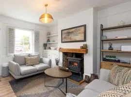 Charming 2 Bed Cottage - within city walls - free parking- garden