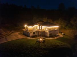 Heaven Heights - HotTub, Pet Friendly, EV Outlet, Pool Table, Game Room, BBQ, FirePit, Library, hotel a Oakhurst