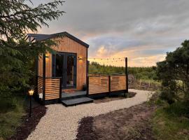 Fiadh Rua Cabin - with Private Outdoor Hottub, hotel v destinaci Kinlough
