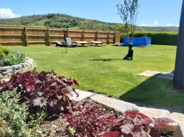 Bluebell House, &xi;&epsilon;&nu;&omicron;&delta;&omicron;&chi;&epsilon;ί&omicron; &mu;&epsilon; &pi;&iota;&sigma;ί&nu;&alpha; &sigma;&epsilon; Compton