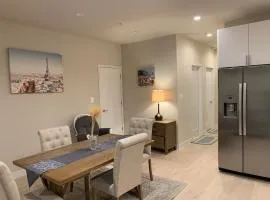 Chic 2-Bedroom apartment-Private Entrance & Wi-Fi