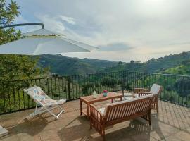 Charming Casa with Large Terrace and Sea View, 30 minutes from Malaga, hotel i Moclinejo