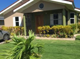 Fay Hideaway, hotel com piscina em Saint Annʼs Bay