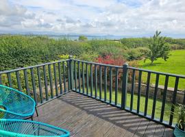 Pine Lodge @Puffin Lodges, hotel i Chwilog