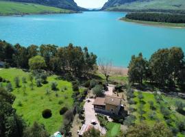 Chalet by The Lake & Jacuzzi, Hotel in Piana degli Albanesi