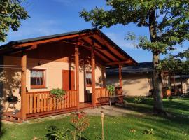 Chaty u rybníka Brodský, lodge in Červený Kostelec