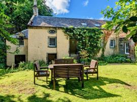 Historic 1600 Cottage with Hot Tub, Private Estate, Hotel in Stirling