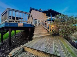 Lakeland Lodge 400 year old Bavarian Lodge with Private Hot Tub Pet Friendly, hotel con tinas de hidromasaje en Kinlough