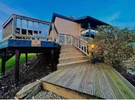 Lakeland Lodge - 400 year old Bavarian Lodge with a private outdoor hot tub