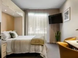 Pool & River Views - 600m to CBD