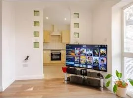 Spacious 2BDR Apartment, WIFI+ Great TV