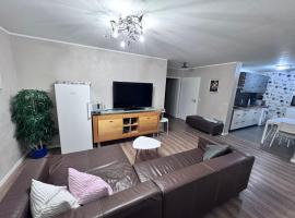 Ferienwohnung Abbey: M&uuml;llensiefen şehrinde bir havuzlu otel