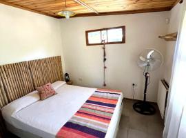 CASITA PINTORESCA EN LAS SIERRAS Y LAGO, viešbutis mieste San Roque