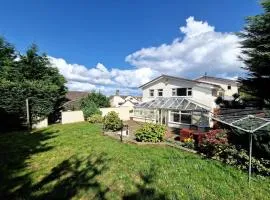 Spacious Four Bedroom House, 3 min walk to beach