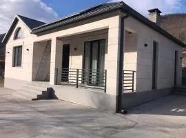 L&vHOUSE