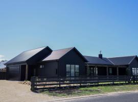 Kookaburra Beachhouse - Coastal Farmhouse Retreat, hotel in Robe