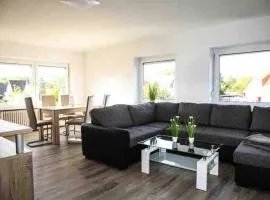 Moderne Wohnung mit Balkon, Küche, Garten Smart-TV