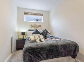 2 Bed Serviced Apartment in Surrey, hotell i Redhill