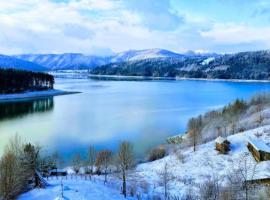 Moon Lake Bicaz - Casa Oia，Buhalniţa的附設泳池的飯店