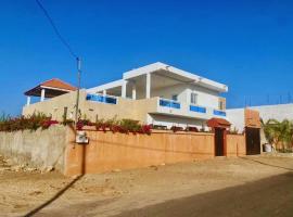 HORIZON PLUS - Villa Moderne avec 3 Chambres Climatis&eacute;es, NETFLIX, WIFI, Vue Mer & S&eacute;r&eacute;nit&eacute; &agrave; Pointe Sar&egrave;ne, caba&ntilde;a o casa de campo en Mbour