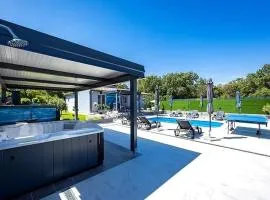 House with pool and a jacuzzi