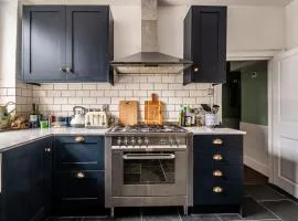 Grand Central Sleeps 6 - Short Stays UK Ltd