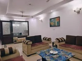 Hostmystay-3BHK in GK3 ! Mblck
