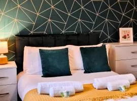 Manchester Townhouse by BEVOLVE - 4 bedrooms - Free Parking