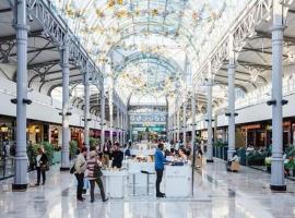 Disney 3 mn, 14 people , 4 bedrooms, 2 parkings privés, hotel in Chessy