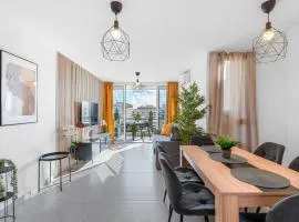 Central location - Walk to the beach, shops & dining