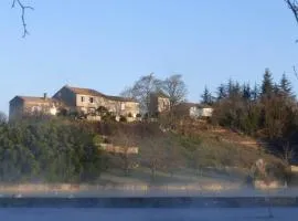 Grande maison escapade au bord de la riviere