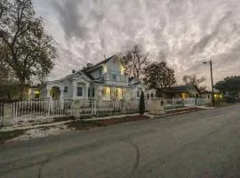 Stunning 6BR Victorian Sleeps 25