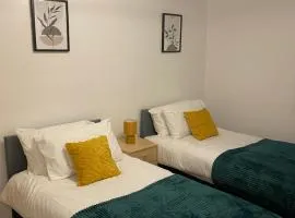 Spacious Home, Garden, in Harlow, Ideal for Contractors & Relocators