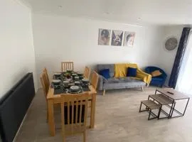 Spacious Home with Garden in Harlow, Suitable for Contractors & Relocators