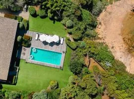 VILLA GIRELLES- pieds dans l'eau, piscine, vue mer, 5 chambres
