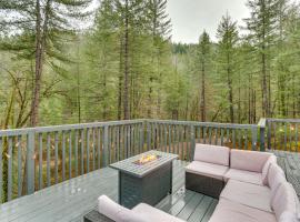 Private Cabin with Forest Views and Grill in Lakehead!, hotel v destinaci Lakehead