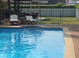 Caravilla Motor Inn, hotel con piscina a Taree