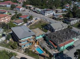 Hilltop Horizon Guesthouse, hotel com piscina em San Ignacio