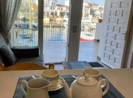 Apt Rhodes B dans la marina d'Empuriabrava, terrasse avec vue sur port Rhodes et les pyrénées
