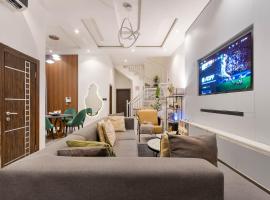 3 bedroom duplex features a gym,lougne,jacuzzi,ps5,concierge，拉各斯的飯店