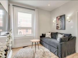 Casa Queen - Unique 2BR Suite in Leslieville, hotel di Toronto