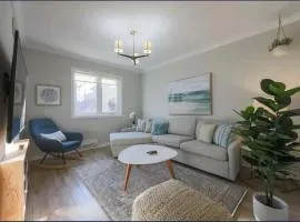 Casa Queen East - Modern 2BR Suite in Leslieville